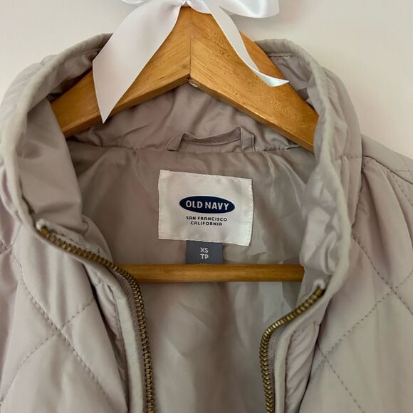 Old Navy Light Gray Puffer Zip Up Sleeveless Vest - Picture 2 of 3